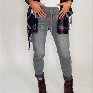 Jeggings with adjustable waist, darts at knee and sandblasted. Best seller